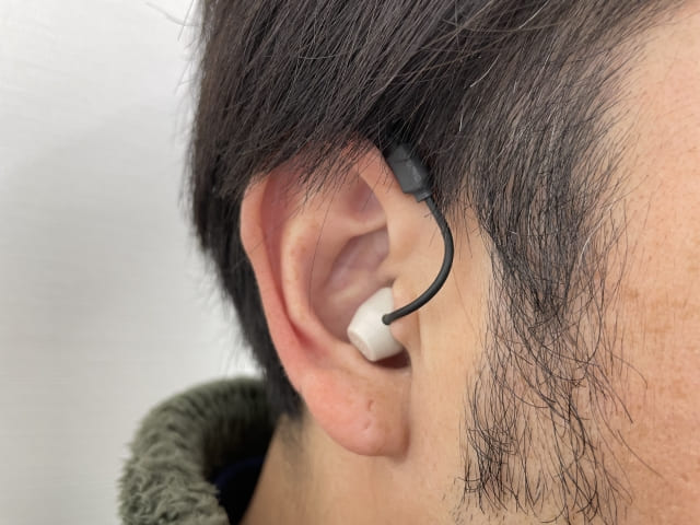 補聴器を装着した男性の耳元