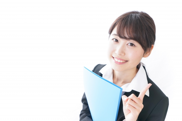 資料を持って微笑む女性
