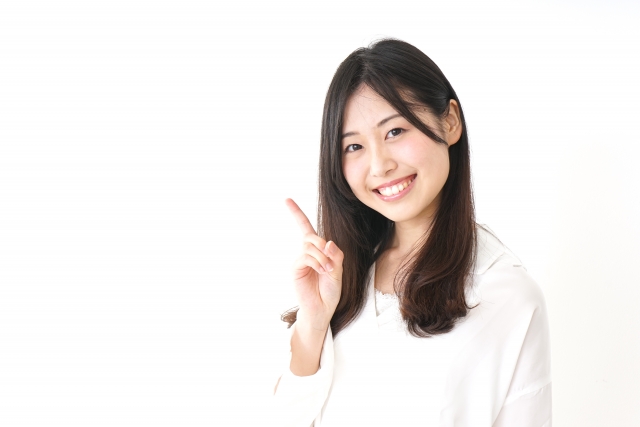 笑顔でピースサインをする女性